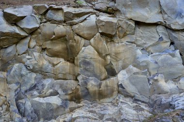 Terk edilmiş bir taş ocağında jeolojik katmanlarda çeşitli kaya oluşumları