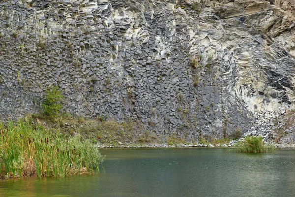 Paesaggio Con Lago Formato Antica Cava Con Rocce Sedimentarie Strati — Foto Stock