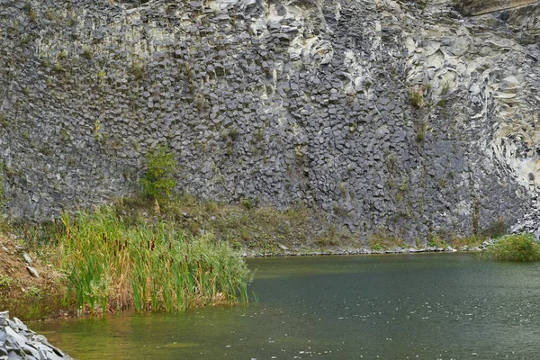 Eski Bir Taş Ocağında Oluşmuş Bir Göl Manzarası Tortulu Kayalar — Stok fotoğraf