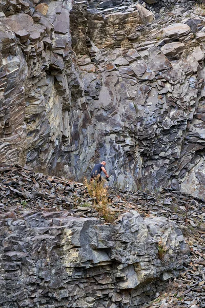 Verschiedene Gesteinsformationen Geologischen Schichten Einem Verlassenen Steinbruch — Stockfoto