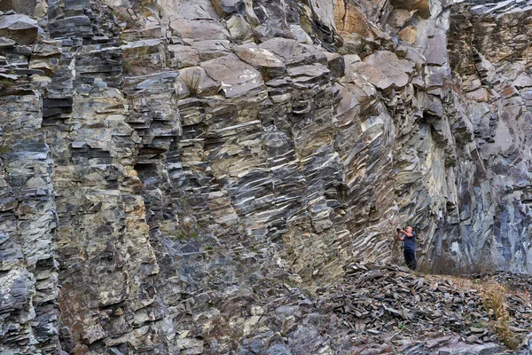 Várias Formações Rochosas Camadas Geológicas Numa Pedreira Abandonada — Fotografia de Stock