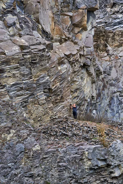 Verschiedene Gesteinsformationen Geologischen Schichten Einem Verlassenen Steinbruch — Stockfoto