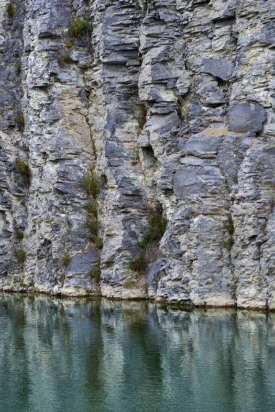 Paisaje Con Lago Formado Una Antigua Cantera Con Rocas Sedimentarias — Foto de Stock
