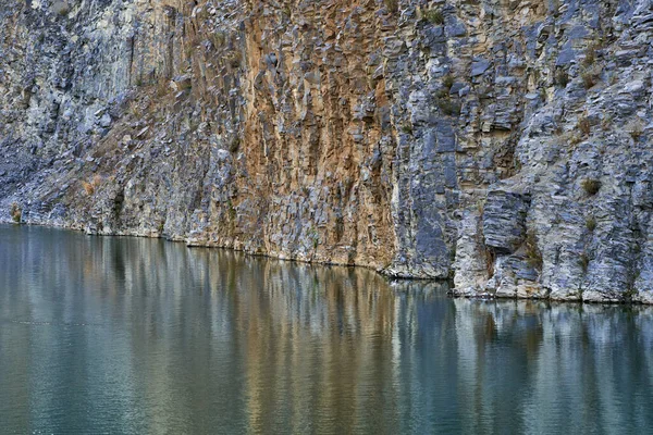 Landscape Lake Formed Ancient Quarry Sedimentary Rocks Geological Layers Visible — Stock Photo, Image