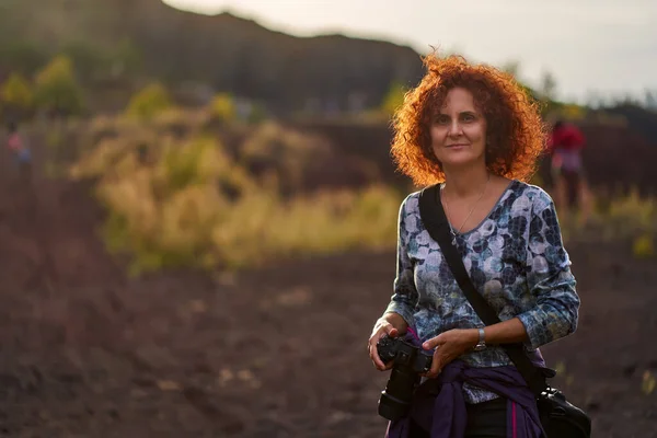 Turista Hölgy Fényképezőgéppel Naplementekor Egy Esti Túrán — Stock Fotó