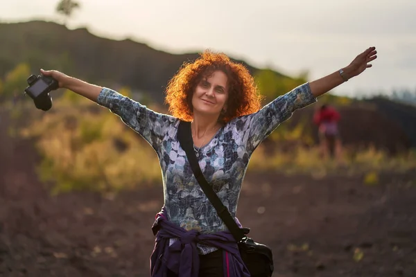 Turistdam Med Kamera Vid Solnedgången Kvällsvandring — Stockfoto