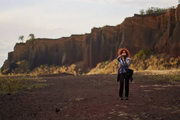 Senhora Turística Com Câmera Pôr Sol Uma Caminhada Noite — Fotografia de Stock