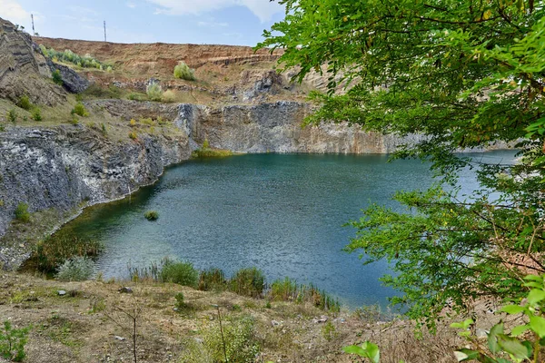 Landscape Lake Formed Ancient Quarry Sedimentary Rocks Geological Layers Visible — Stock Photo, Image