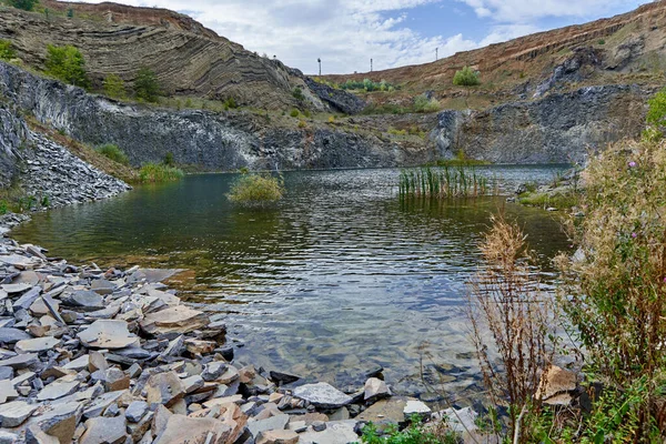 Landscape Lake Formed Ancient Quarry Sedimentary Rocks Geological Layers Visible — Stock Photo, Image