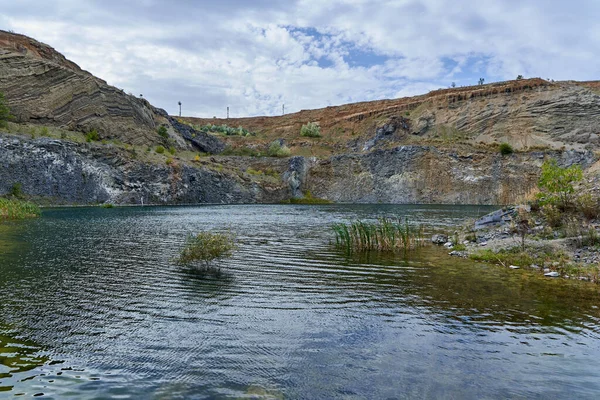 Landscape Lake Formed Ancient Quarry Sedimentary Rocks Geological Layers Visible — Stock Photo, Image