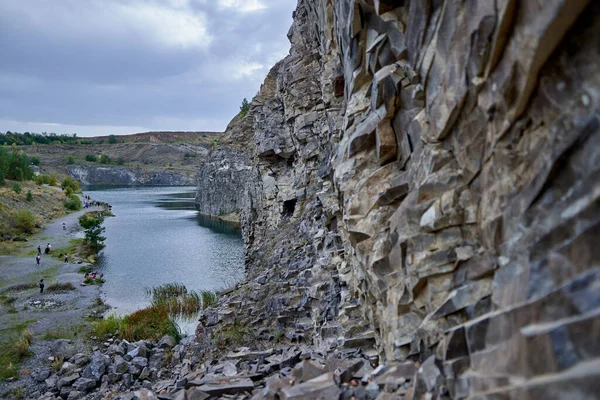 Landscape Lake Formed Ancient Quarry Sedimentary Rocks Geological Layers Visible — Stock Photo, Image