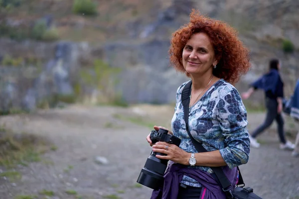 Turistická Dáma Kamerou Při Západu Slunce Večerní Túře — Stock fotografie