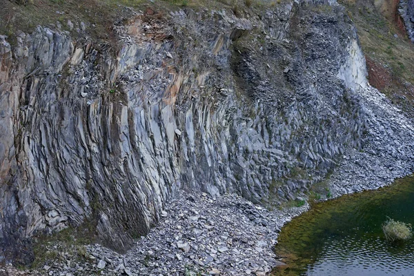 Verschiedene Gesteinsformationen Geologischen Schichten Einem Verlassenen Steinbruch — Stockfoto