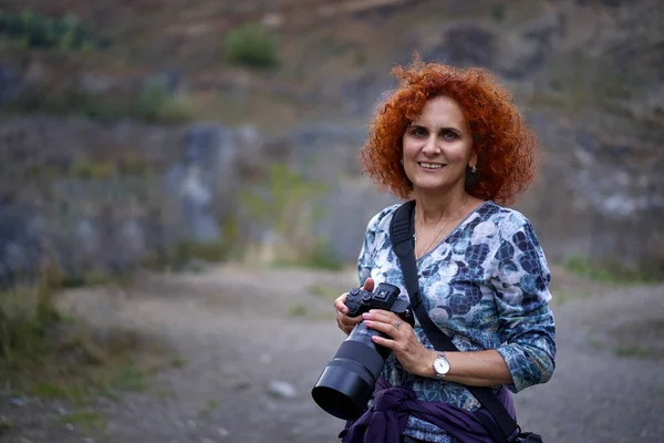 Touristin Mit Kamera Bei Sonnenuntergang Auf Abendwanderung — Stockfoto