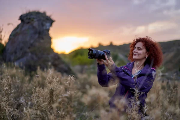 Turistdam Med Kamera Vid Solnedgången Kvällsvandring — Stockfoto