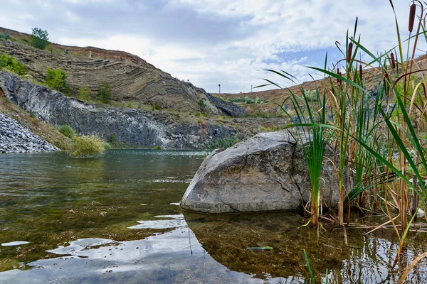 Paisagem Com Lago Formado Uma Antiga Pedreira Com Rochas Sedimentares Fotos De Bancos De Imagens