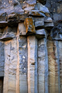 Sönmüş bir volkandan oluşan bazalt sütunlar.