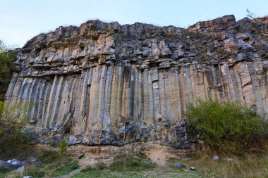Sönmüş bir volkandan oluşan bazalt sütunlar.