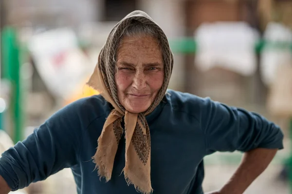 Gros Plan Une Vieille Agricultrice Avec Une Expression Amusante — Photo