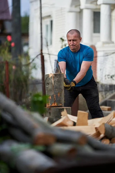 Farmer Big Axe Splitting Beech Logs — Stock Photo, Image