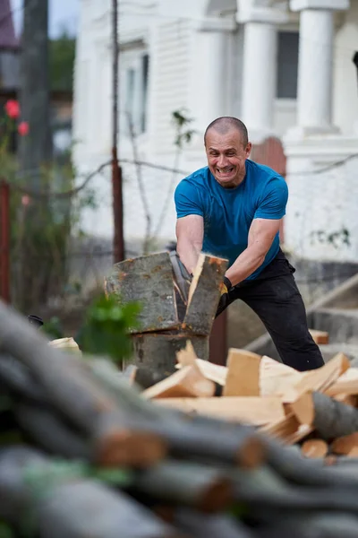 Farmer Big Axe Splitting Beech Logs — Stock Photo, Image