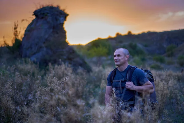 Fotografo Professionista Con Zaino Escursioni Nella Natura Selvaggia Tramonto — Foto Stock