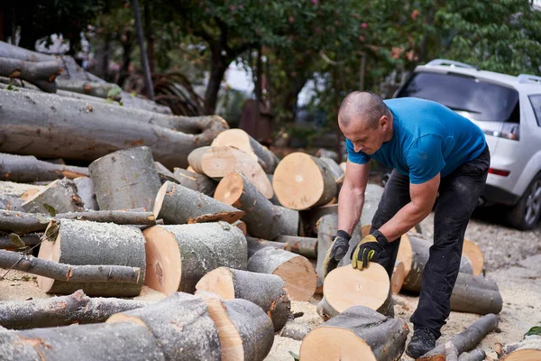 Farmer Láncfűrésszel Bükk Fát Rönköt Készít Otthon — Stock Fotó