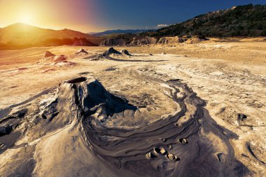 Romanya 'nın Berca kentindeki çamurlu volkanların üzerindeki toprağı çatlatan manzara