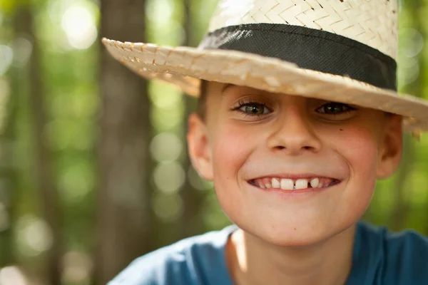 Närbild Porträtt Söt Pojke Med Halmhatt Skogen — Stockfoto