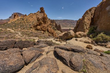 Roques de Garcia 'da mavi gökyüzünün altında kaya oluşumları ve lav akıntıları