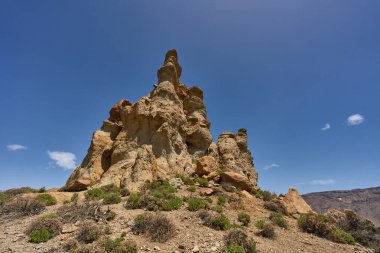 Roques de Garcia 'da mavi gökyüzünün altında aşınmış volkanik kaya oluşumları.