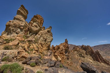 Roques de Garcia 'daki aşınmış volkanik kaya oluşumlarının gündüz görüşü mavi gökyüzünün altında
