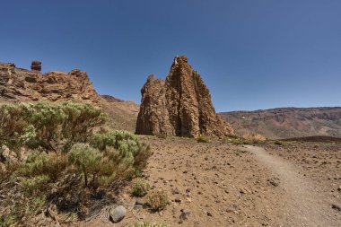 Yüksek volkanik kaya oluşumu olarak bilinen Ucanca veya Teide Ulusal Parkı 'ndaki Katedral berrak mavi gökyüzünün altında