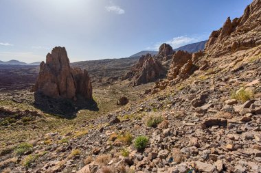 Ucanca ve Roques de Garcia 'nın volkanik kuleleri Tenerife' deki Teide platosunda sabah güneşiyle aydınlatılıyor.