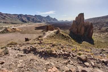 Teide Ulusal Parkı 'nın arka planında Ucanca ve Roques de Garcia formasyonlarıyla Rocky patikaları var.