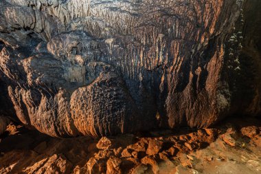 Eski kaya oluşumları desenli yüzeyi ve mağaranın içinde mineral yatakları var.