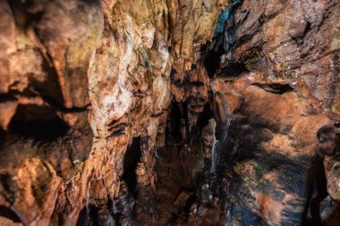 Sarkıtlar, dikitler ve duvarlarında zengin mineral dokuları olan kireçtaşı mağara odası.