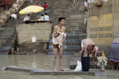 Varanasi, Uttar Pradesh, Hindistan - 15 Temmuz 2007: banyo ve ritüel su kutsal Ganj Nehri, sabahın erken saatlerinde gerçekleştirme hacılar