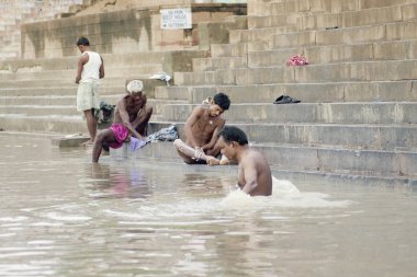 Varanasi, Uttar Pradesh, Hindistan - 15 Temmuz 2007: banyo ve ritüel su kutsal Ganj Nehri, sabahın erken saatlerinde gerçekleştirme hacılar