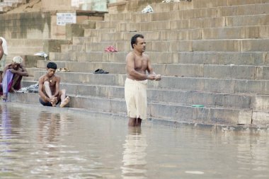 Varanasi, Uttar Pradesh, Hindistan - 15 Temmuz 2007: banyo ve ritüel su kutsal Ganj Nehri, sabahın erken saatlerinde gerçekleştirme hacılar