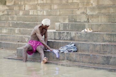 Varanasi, Uttar Pradesh, Hindistan - 15 Temmuz 2007: banyo ve ritüel su kutsal Ganj Nehri, sabahın erken saatlerinde gerçekleştirme hacılar 