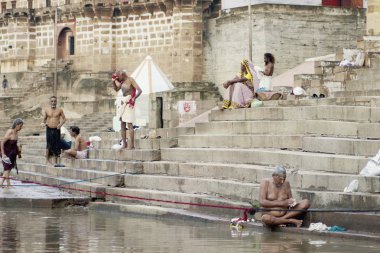 Varanasi, Uttar Pradesh, Hindistan - 15 Temmuz 2007: banyo ve ritüel su kutsal Ganj Nehri, sabahın erken saatlerinde gerçekleştirme hacılar