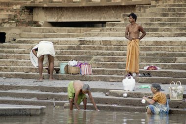 Varanasi, Uttar Pradesh, Hindistan - 15 Temmuz 2007: banyo ve ritüel su kutsal Ganj Nehri, sabahın erken saatlerinde gerçekleştirme hacılar