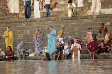 Varanasi, Uttar Pradesh, Hindistan - 15 Temmuz 2007: banyo ve ritüel su kutsal Ganj Nehri, sabahın erken saatlerinde gerçekleştirme hacılar