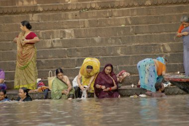 Varanasi, Uttar Pradesh, Hindistan - 15 Temmuz 2007: banyo ve ritüel su kutsal Ganj Nehri, sabahın erken saatlerinde gerçekleştirme hacılar
