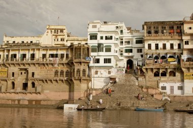 Varanasi, Uttar Pradesh, Hindistan - 15 Temmuz 2007: banyo ve ritüel su kutsal Ganj Nehri, sabahın erken saatlerinde gerçekleştirme hacılar