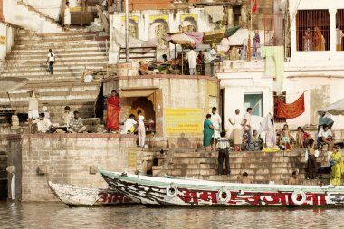 Varanasi, Uttar Pradesh, Hindistan - 15 Temmuz 2007: banyo ve ritüel su kutsal Ganj Nehri, sabahın erken saatlerinde gerçekleştirme hacılar