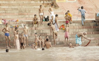 Varanasi, Uttar Pradesh, Hindistan - 15 Temmuz 2007: banyo ve ritüel su kutsal Ganj Nehri, sabahın erken saatlerinde gerçekleştirme hacılar