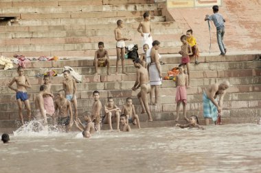 Varanasi, Uttar Pradesh, Hindistan - 15 Temmuz 2007: banyo ve ritüel su kutsal Ganj Nehri, sabahın erken saatlerinde gerçekleştirme hacılar