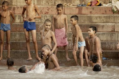 Varanasi, Uttar Pradesh, Hindistan - 15 Temmuz 2007: banyo ve ritüel su kutsal Ganj Nehri, sabahın erken saatlerinde gerçekleştirme hacılar